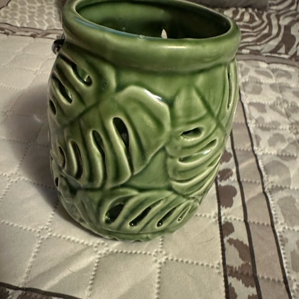 Elegant Green Leaf Pattern Vase